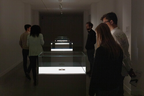Bezoekers in de tentoonstelling van Jill Magid in M