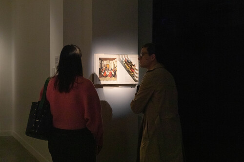 Bezoekers in de tentoonstelling van Jill Magid in M
