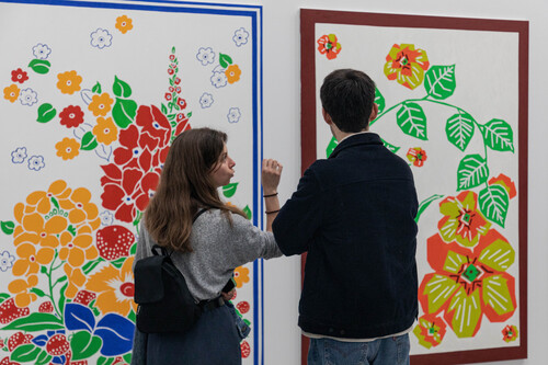 Bezoekers in de tentoonstelling van Leen Voet in M