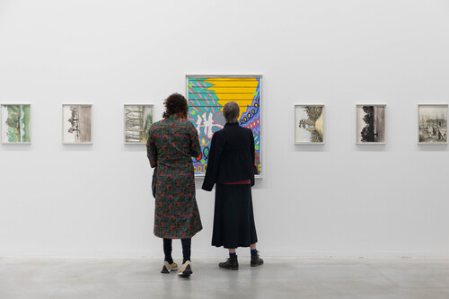 Bezoekers in de tentoonstelling van Leen Voet in M