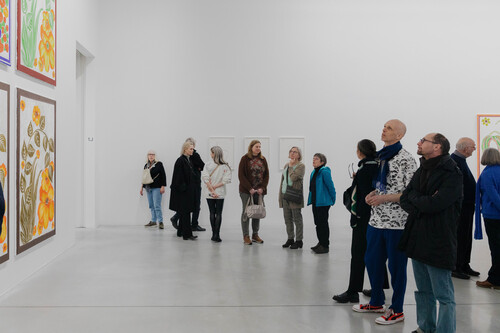 Bezoekers in de tentoonstelling van Leen Voet in M