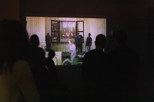 Bezoekers in de tentoonstelling van Jill Magid in M