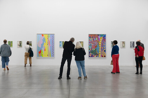 Bezoekers in de tentoonstelling van Leen Voet in M