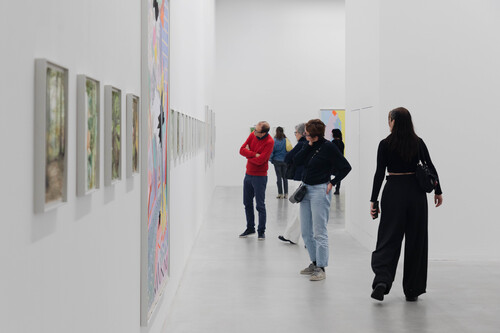 Bezoekers in de tentoonstellingszalen tijdens de opening