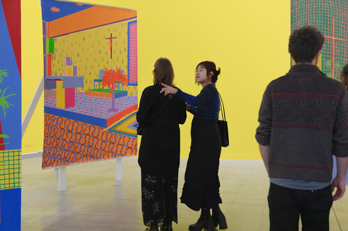 Bezoekers in de tentoonstelling van Leen Voet in M
