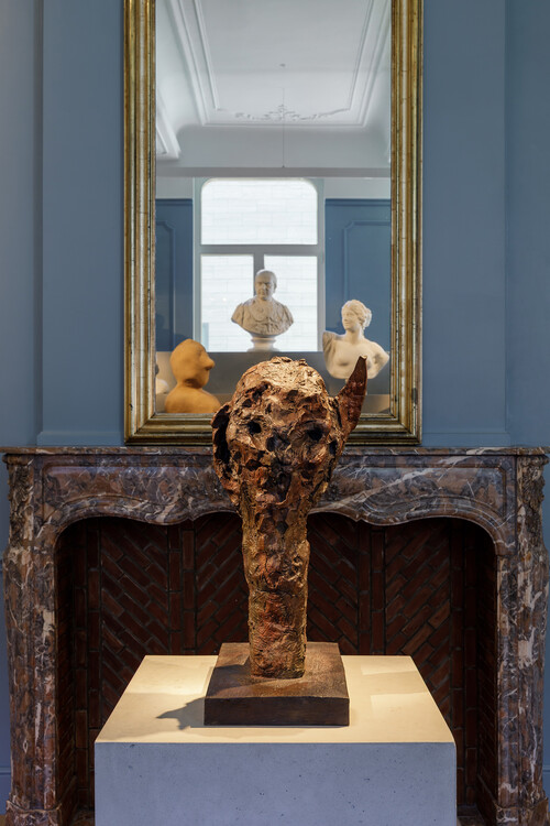 Zaalzicht 'HUMA BHABHA. LIVIN' THINGS', 2023, M Leuven