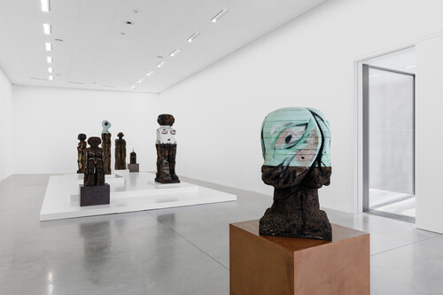 Zaalzicht 'HUMA BHABHA. LIVIN' THINGS', 2023, M Leuven