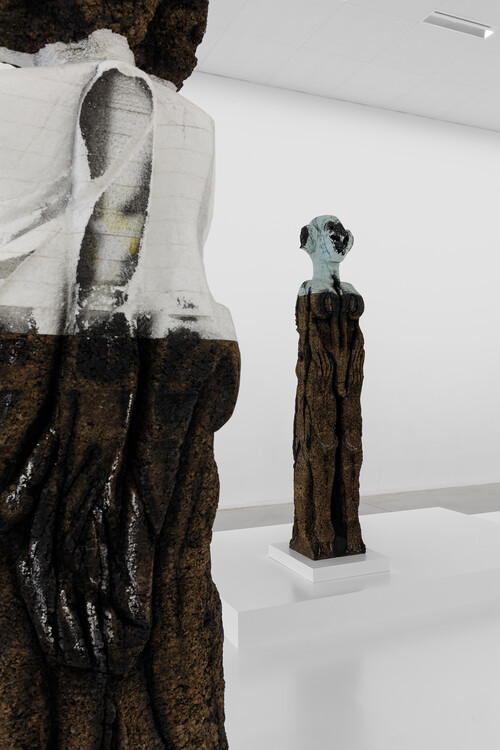 Zaalzicht 'HUMA BHABHA. LIVIN' THINGS', 2023, M Leuven