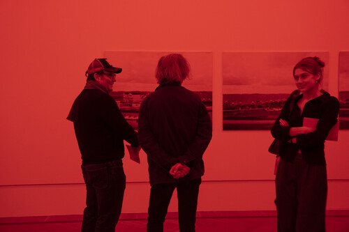 Bezoekers in tentoonstelling 'DOKA' van M Leuven