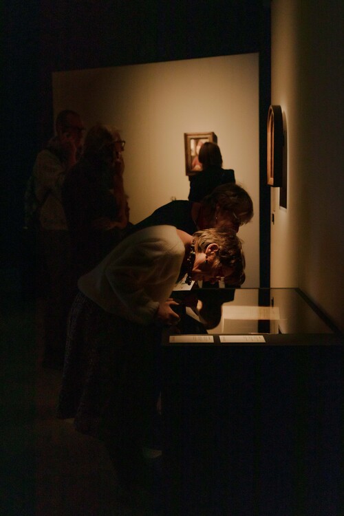 M-bassadeurs in de museumzalen van M
