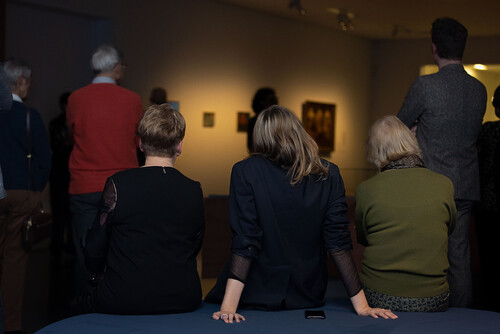 Bezoekers krijgen een rondleiding in de tentoonstelling van M Leuven
