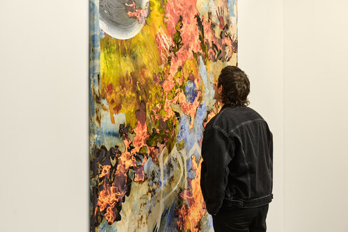 Bezoeker op Art Brussels