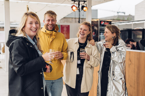 Bezoekers genieten van de VIP-beleving van M-IDZOMER op het dakterras van M Leuven
