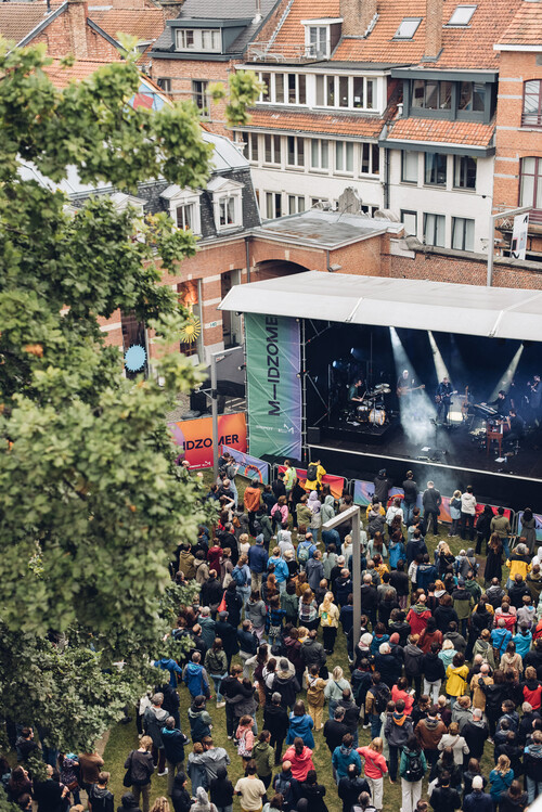 Bezoekers genieten van de VIP-beleving van M-IDZOMER op het dakterras van M Leuven