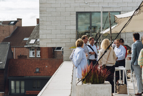 Bezoekers genieten van de VIP-beleving van M-IDZOMER op het dakterras van M Leuven