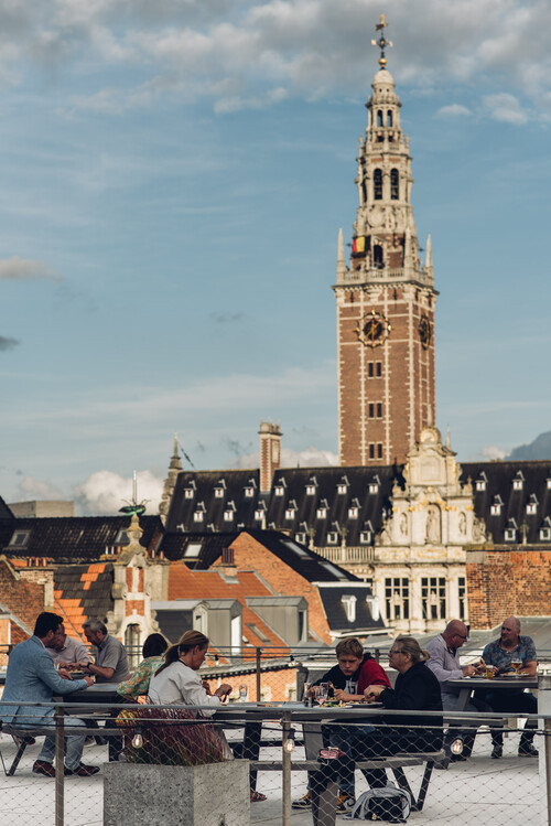 Bezoekers genieten van de VIP-beleving van M-IDZOMER op het dakterras van M Leuven