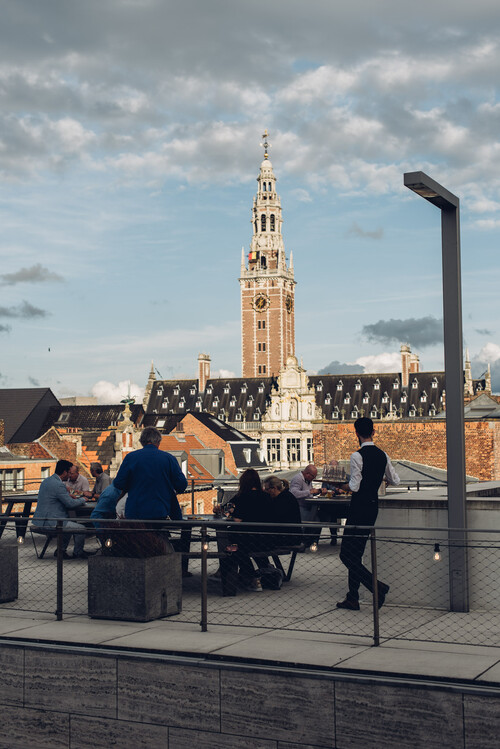 Bezoekers genieten van de VIP-beleving van M-IDZOMER op het dakterras van M Leuven
