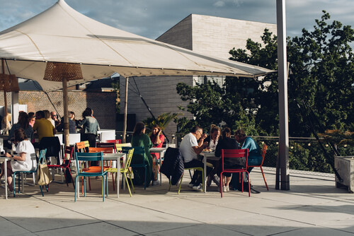 Bezoekers genieten van de VIP-beleving van M-IDZOMER op het dakterras van M Leuven