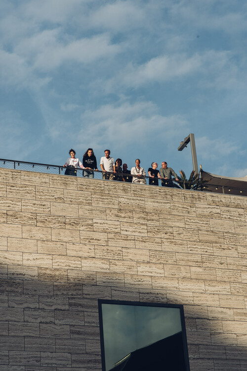 Bezoekers genieten van de VIP-beleving van M-IDZOMER op het dakterras van M Leuven