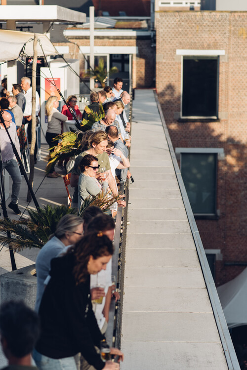 Bezoekers genieten van de VIP-beleving van M-IDZOMER op het dakterras van M Leuven