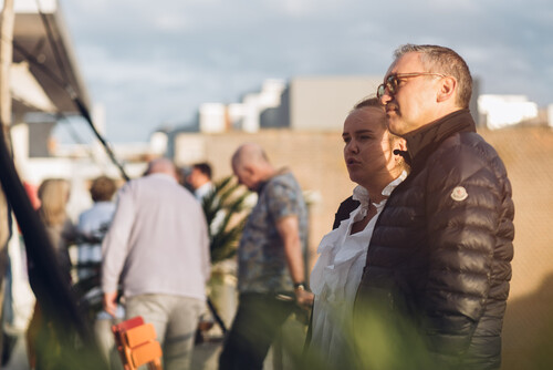 Bezoekers genieten van de VIP-beleving van M-IDZOMER op het dakterras van M Leuven