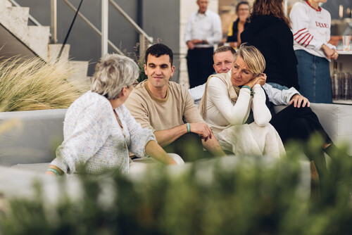 Bezoekers genieten van de VIP-beleving van M-IDZOMER op het dakterras van M Leuven