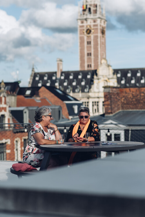 Bezoekers genieten van de VIP-beleving van M-IDZOMER op het dakterras van M Leuven