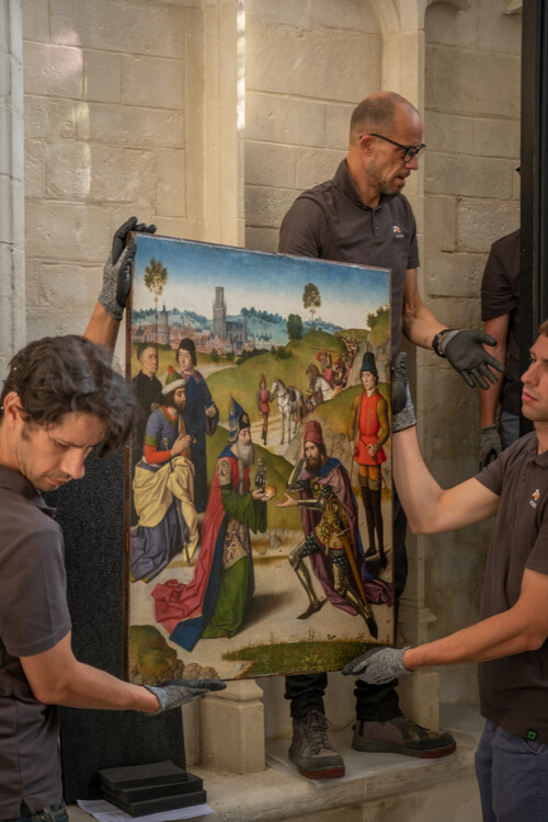 Verhuis zijpaneel van 'Het Laatste Avondmaal' van Dieric Bouts in de Sint-Pieterskerk van Leuven