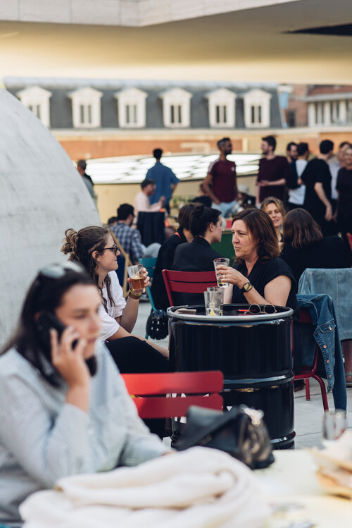 Mensen genieten van een drankje in de ZoMerbar van M Leuven