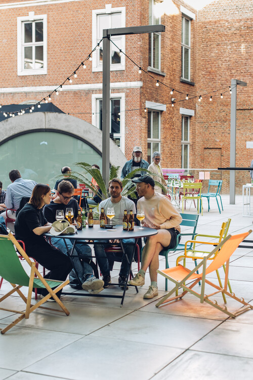 Mensen genieten van een drankje in de ZoMerbar van M Leuven