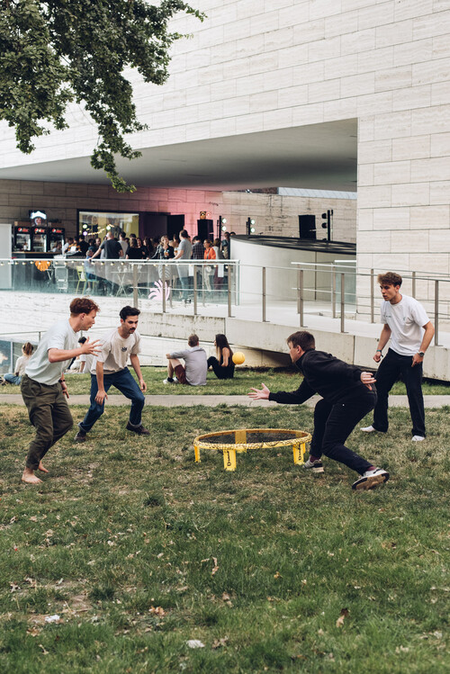 Bezoekers spelen een spel in de ZoMertuin van M Leuven