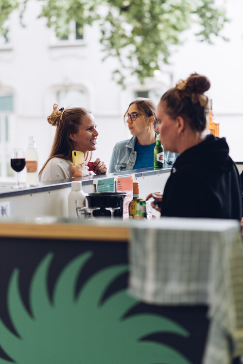 Bezoekers tijdens een afterwork in de ZoMerbar van M Leuven