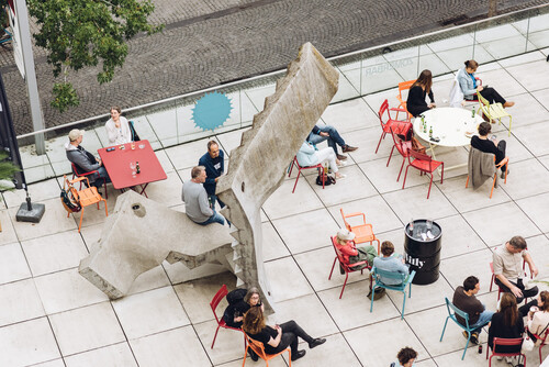Mensen genieten van een drankje in de ZoMerbar van M Leuven