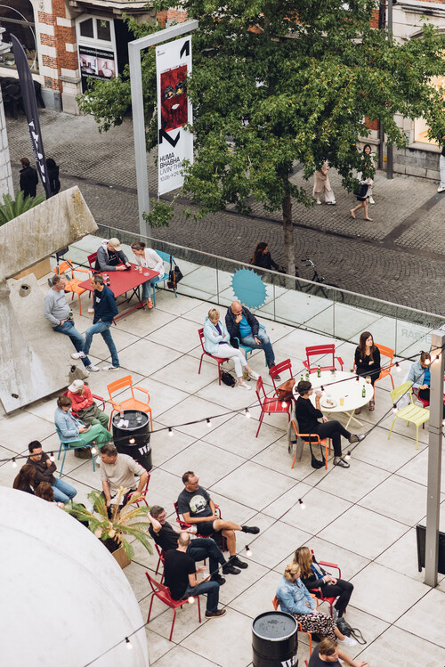 Bezoekers tijdens een afterwork in de ZoMerbar van M Leuven