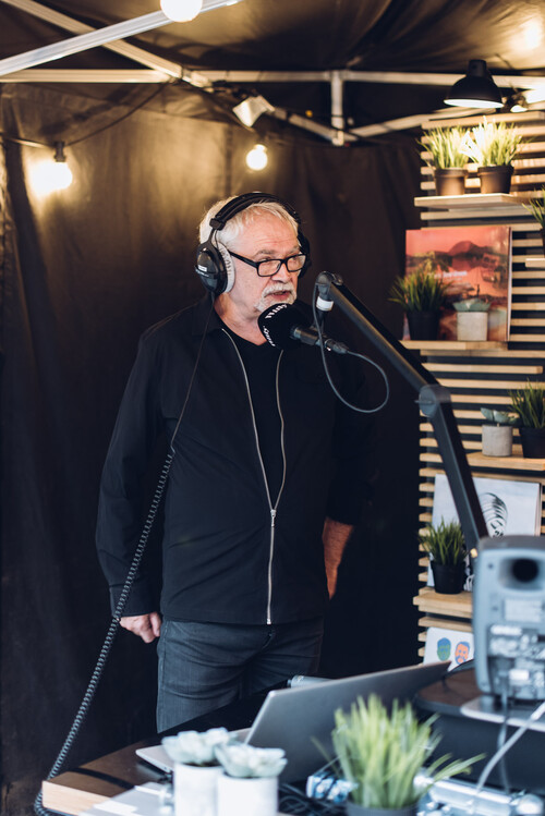 Radiopresentator Luc Janssen tijdens een afterwork in de ZoMerbar van M Leuven