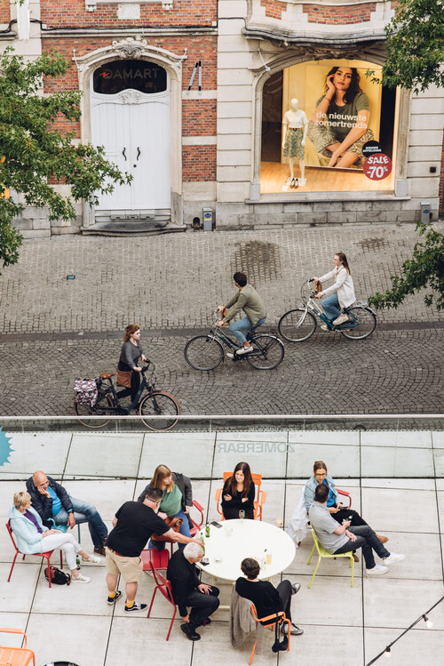 Bezoekers tijdens een afterwork in de ZoMerbar van M Leuven