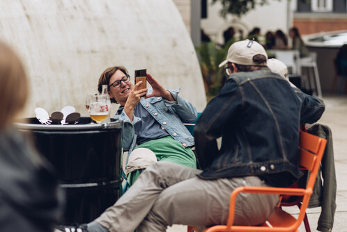 Bezoekers tijdens een afterwork in de ZoMerbar van M Leuven
