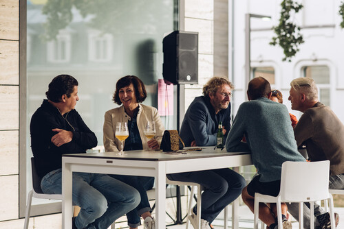 Bezoekers tijdens een afterwork in de ZoMerbar van M Leuven