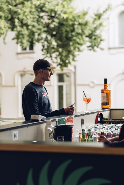 Bezoekers tijdens een afterwork in de ZoMerbar van M Leuven