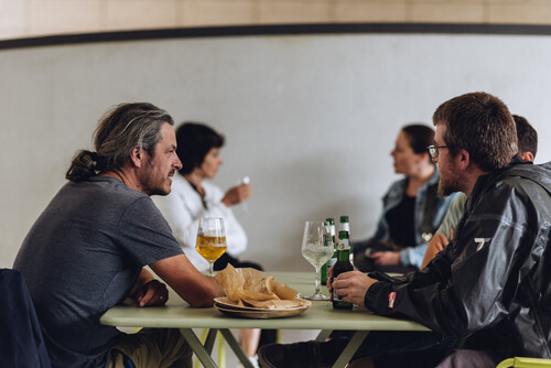 Bezoekers tijdens een afterwork in de ZoMerbar van M Leuven