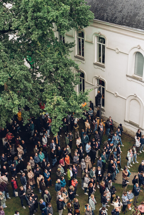 Bezoekers genieten van muziek in de museumtuin van M Leuven