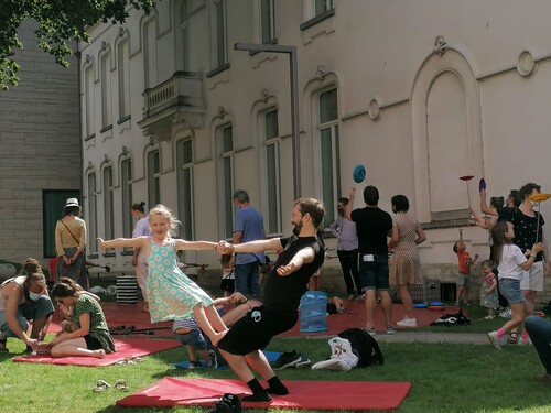 Circusworkshop in de museumtuin van M Leuven