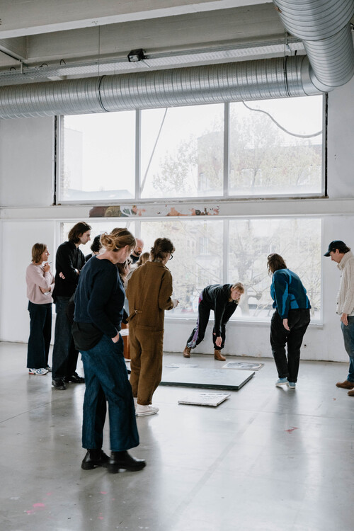 Kunstenaars in een tentoonstellingsruimte