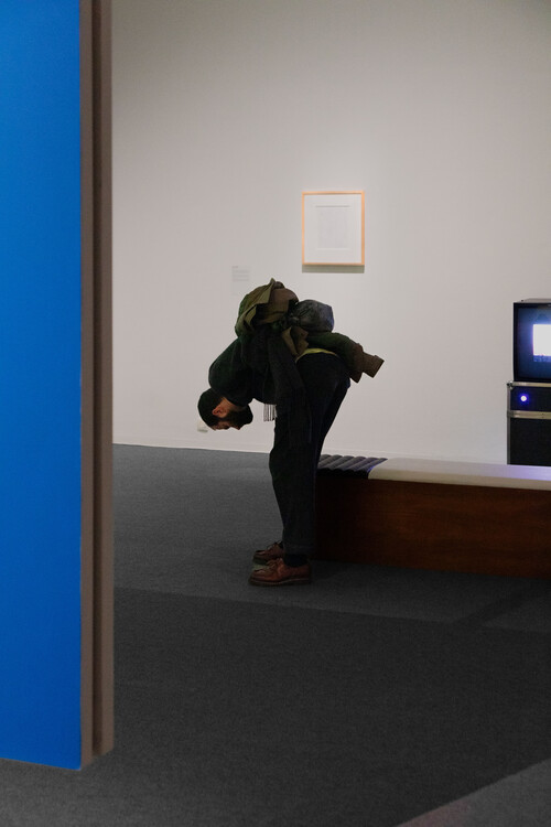 Bezoekers krijgen een rondleiding in de tentoonstelling van M Leuven