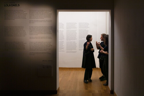 Bezoekers krijgen een rondleiding in de tentoonstelling van M Leuven