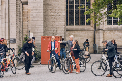 Fietsers fietsen de Dieric Bouts-fietsroute in Leuven