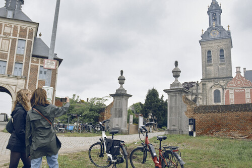 Fietsers fietsen de Dieric Bouts-fietsroute in Leuven