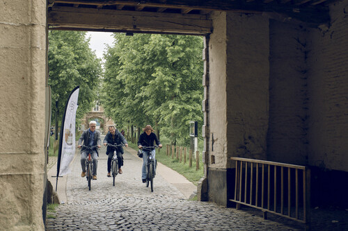 Fietsers fietsen de Dieric Bouts-fietsroute in Leuven