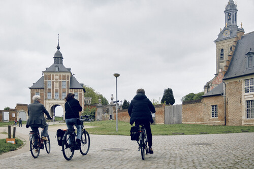 Fietsers fietsen de Dieric Bouts-fietsroute in Leuven
