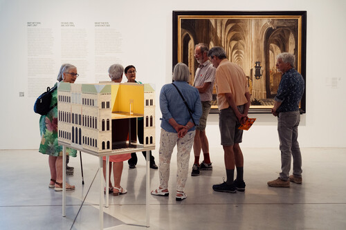 Bezoekers krijgen een rondleiding in een tentoonstelling van M Leuven